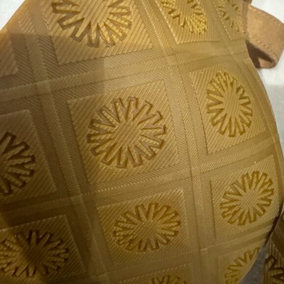 UGG AUSTRALIA Tan Lace Up Pumps - Size 7 - NEW! - Picture 8 of 9